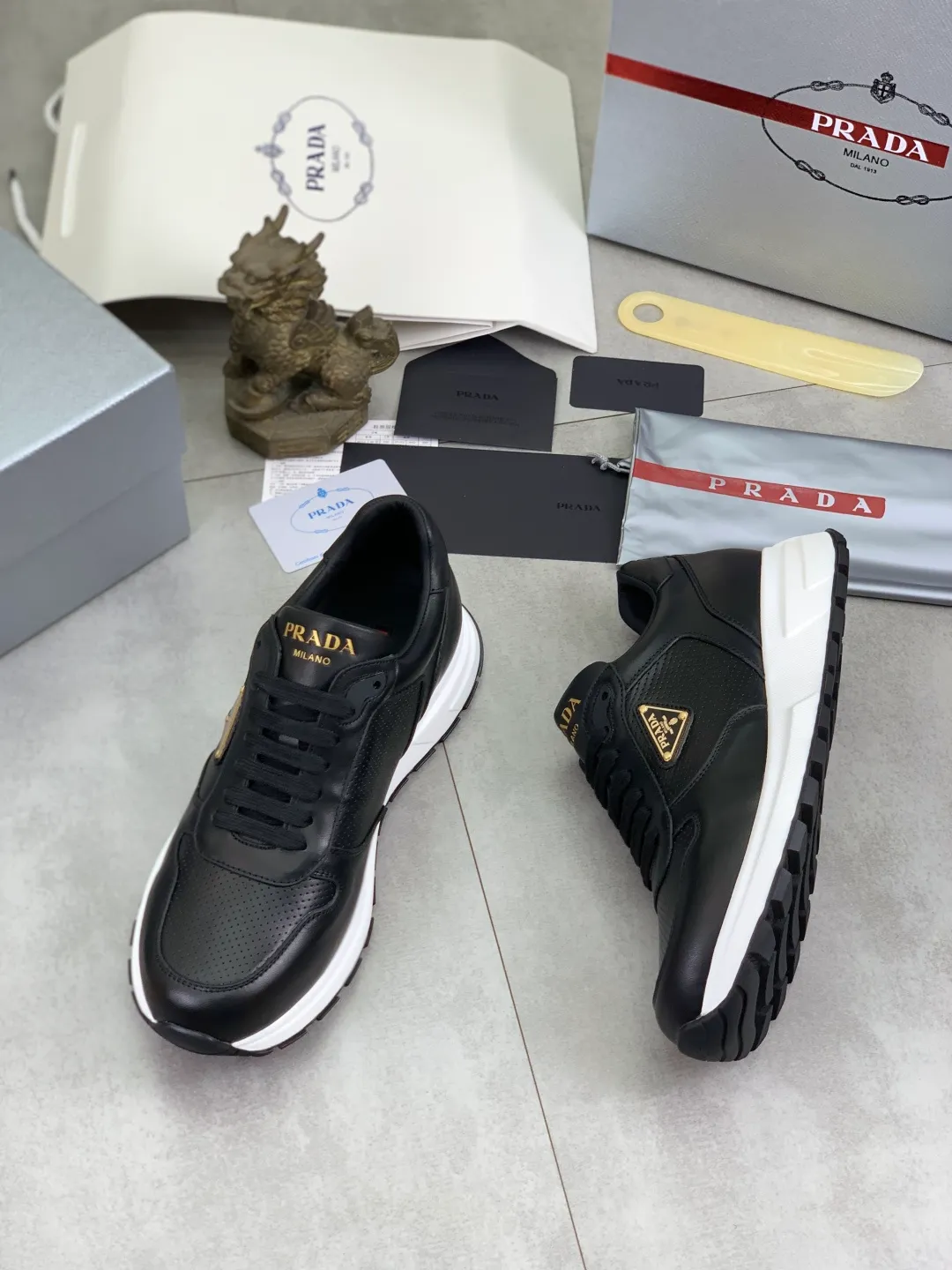 Men's shoes 💰P580💰 [New style] High version official website popular models are on the market, 🆘 Trendy brand (Prada) mainly promotes popular models, avant-garde and versatile fashion men's shoes private version mold opening, cowhide surface splicing 1:1.. Fashionable and simple, original imported cowhide lining cowhide feet; the atmosphere and personality are more fashionable, eye-catching and pursuing class. It will subvert the old idea and be a must-have for fashion trendsetters with you! Must keep it for yourself! Tall and comfortable, large and low, high-end quality workmanship. Size: 38-45; 5️⃣ colors available.